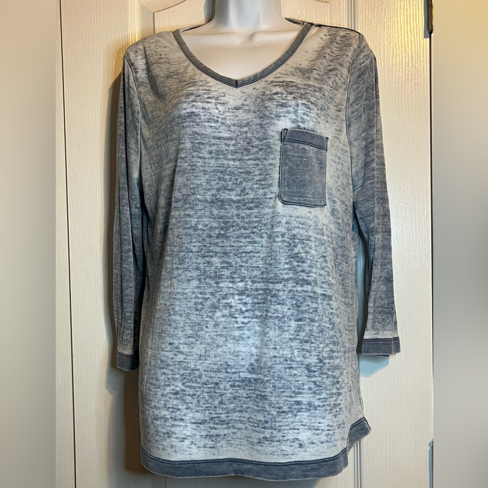 Koolaburra by UGG Grey Burnout Pocket T-Shirt – Size Small 🌙✨